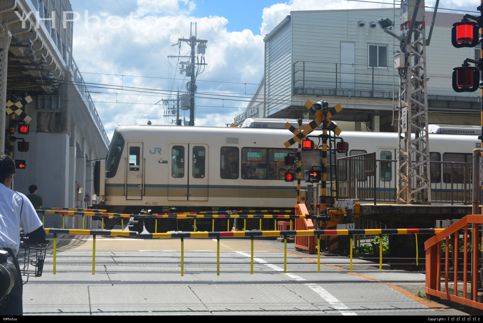 正在通过京都某道岔的E221