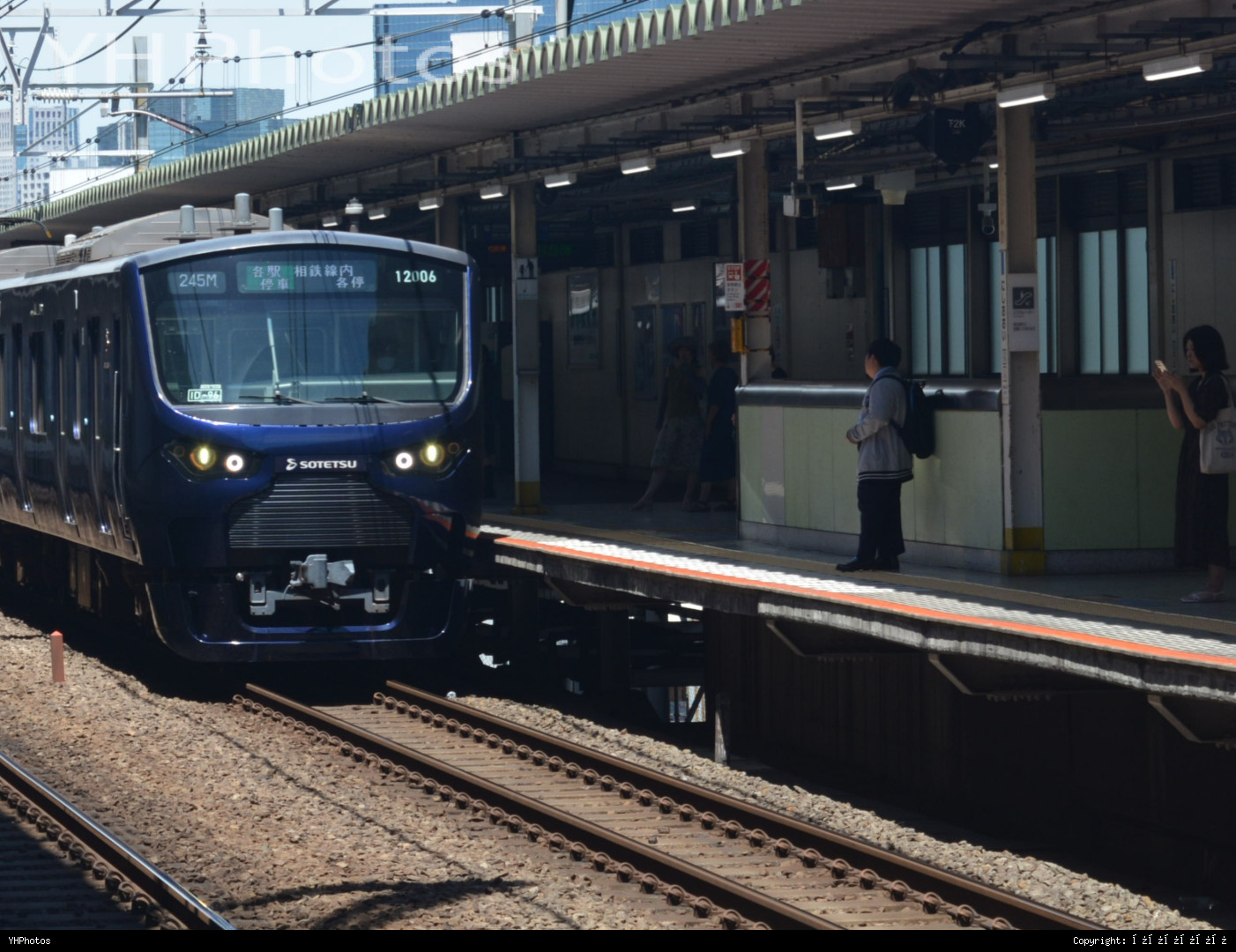 与JR东直通的相铁20000系进站