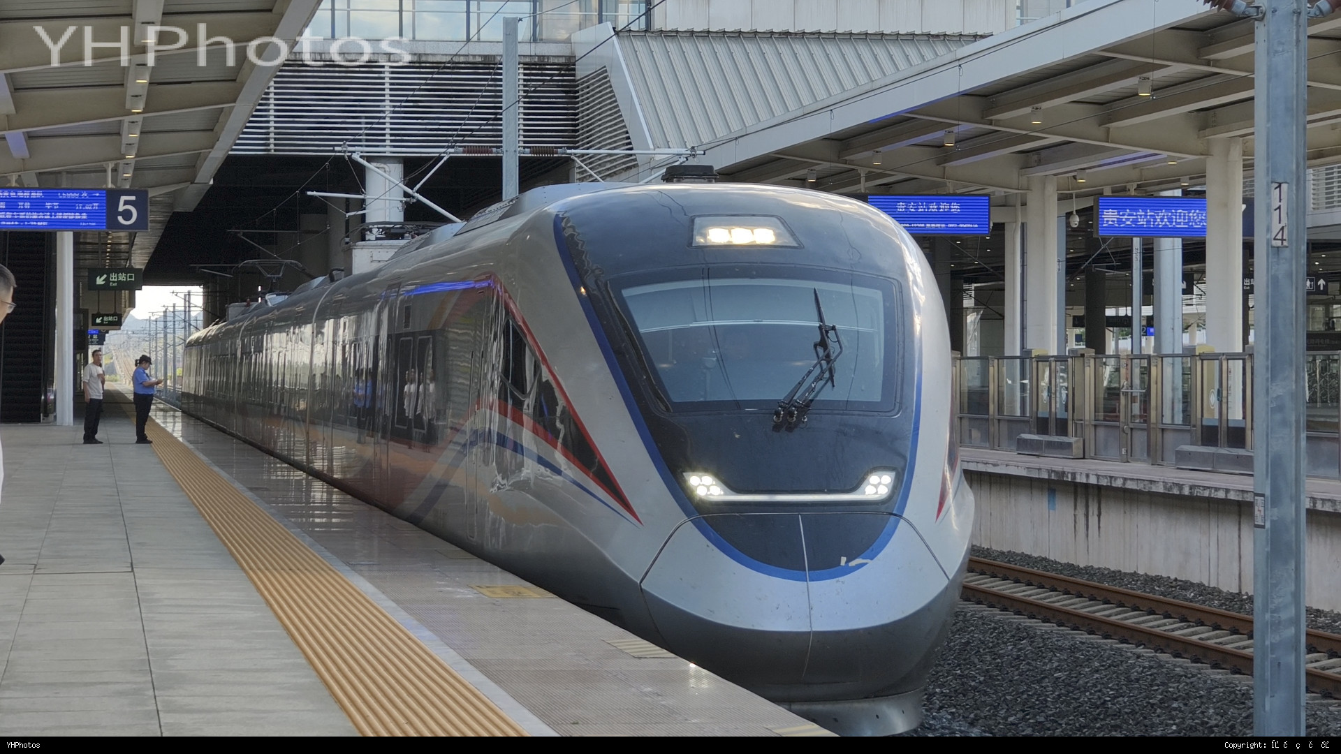 贵阳版 CRH3A-A 在贵安站