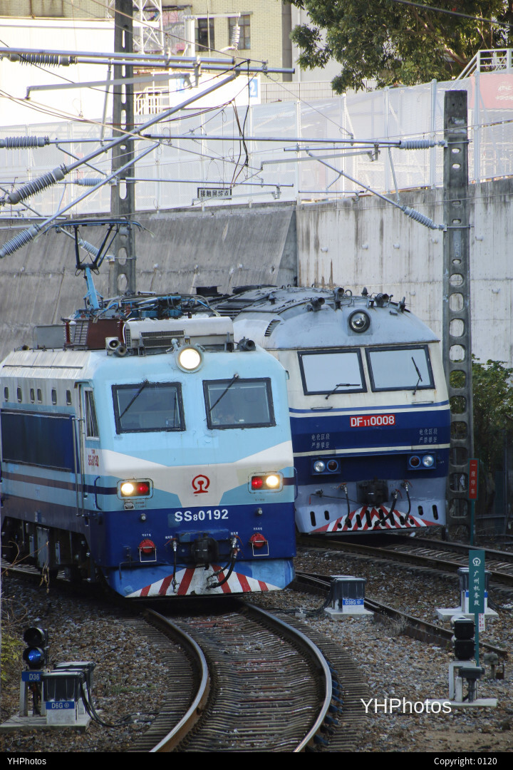 机务段走行线上 老旧机车同框