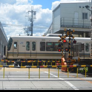 正在通过京都某道岔的E221