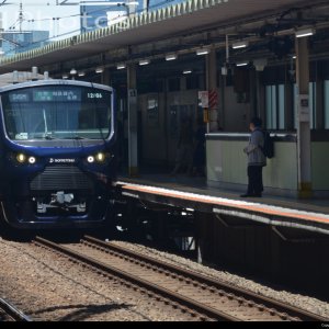 与JR东直通的相铁20000系进站